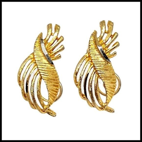 Vintage signed BSK Clip On Earrings Gold Tone Texturized Leaf Mid Century Modern - Picture 1 of 16